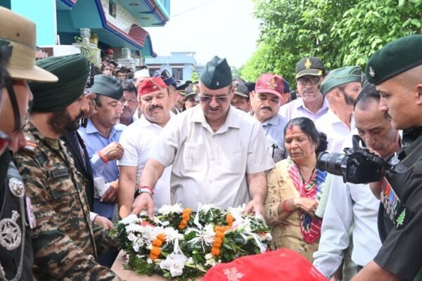 टिहरी गढ़वाल निवासी शहीद नायक विनोद सिंह के डोईवाला स्थित आवास पहुंचकर अमर शहीद विनोद सिंह को भावपूर्ण श्रद्धांजलि अर्पित करते सैनिक कल्याण मंत्री गणेश जोशी