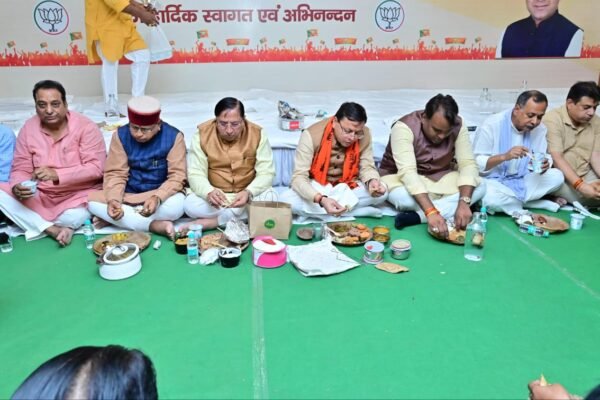 मुख्यमंत्री पुष्कर सिंह धामी ने गुरूवार को रेसकोर्स देहरादून में देहरादून महानगर भाजपा कार्यकर्ताओं एवं पदाधिकारियों के साथ संवाद किया तथा सहभोज (टिफिन बैठक) में प्रतिभाग किया