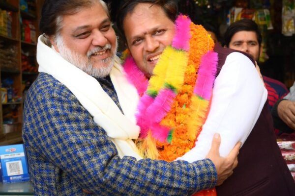 समस्त मुख्य बाजार के व्यापारी भाइयों ने मेयर प्रत्याशी विकास शर्मा व पार्षद प्रत्याशी संदीप अनेजा का मालयन पर कर बाबा के जयकारे लगाए वह भव्य स्वागत कर जीत की अग्रिम शुभकामनाएं दी