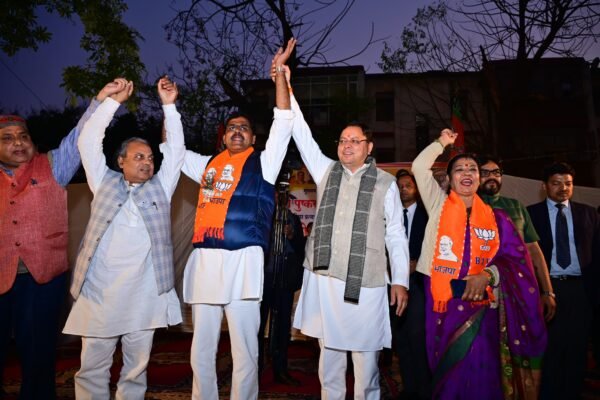 झूठ बोलकर सत्ता में आए केजरीवाल ने कहा था कि हम बंगले नहीं लेंगे लेकिन उन्होंने आठ बंगले तोड़कर शीशमहल बना डाला : धामी