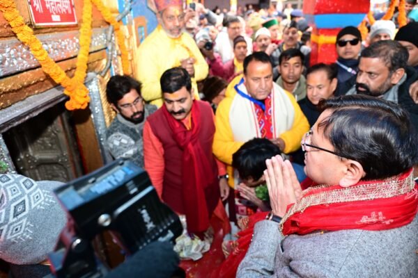 श्री बद्रीनाथ के कपाट खुलने के अवसर पर देश और दुनिया के लगभग 15 हजार श्रद्धालु मौजूद थे