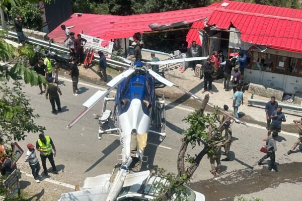 टेक ऑफ के समय हेली में आई तकनीकी खराबी, सड़क पर करवाई हार्ड लैंडिंग, घटना का हेली शटल सेवा पर कोई प्रभाव नहीं पड़ा है