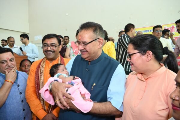 मंत्री गणेश जोशी ने कहा कि हमारी सरकार जनता की सरकार, जनता के द्वार नारे को आत्मसात करते हुए कार्य कर रही है। हमने ग्रामीण क्षेत्रों को सशक्त करने का संकल्प लिया है