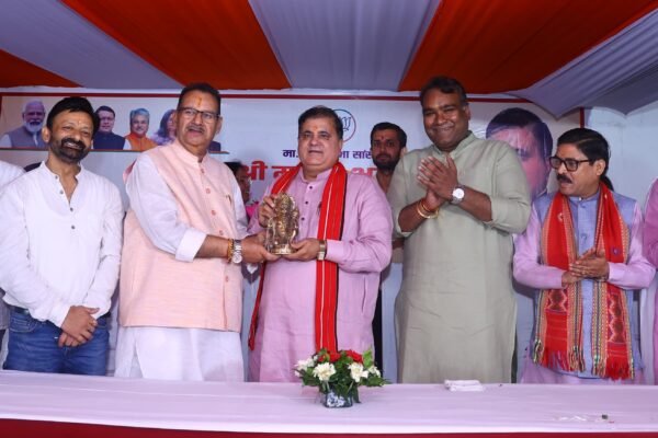महेन्द्र भट्ट का मसूरी में भव्य स्वागत, कैबिनेट मंत्री गणेश जोशी ने स्मृति चिन्ह भेंट कर किया सम्मान